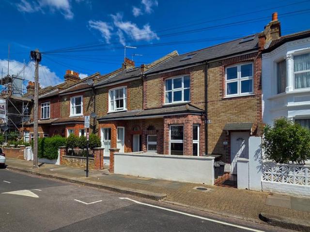 Flat for sale in Furzedown, Greater London