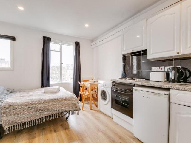 Flat for sale in Earl's Court, Greater London