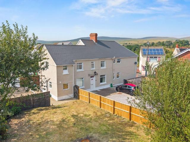 Flat for sale in Cwmllynfell