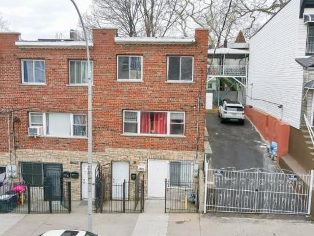House for sale in The Bronx, Arverne