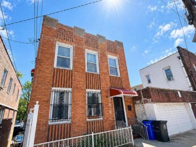 House for sale in The Bronx, Arverne