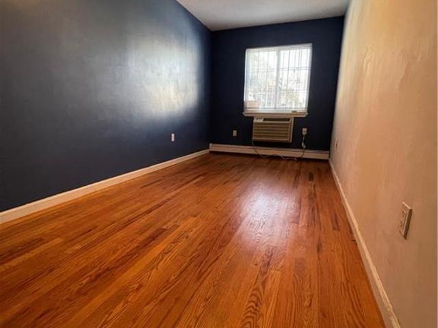 House for sale in The Bronx, Arverne