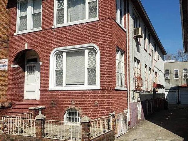 Townhouse for sale in Arverne, New York