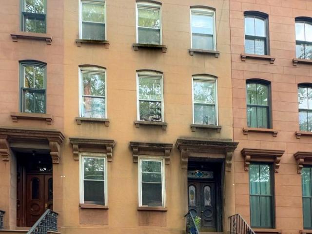 Townhouse for sale in Arverne, New York
