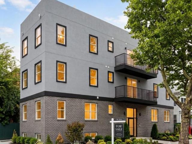 Townhouse for sale in Arverne, New York