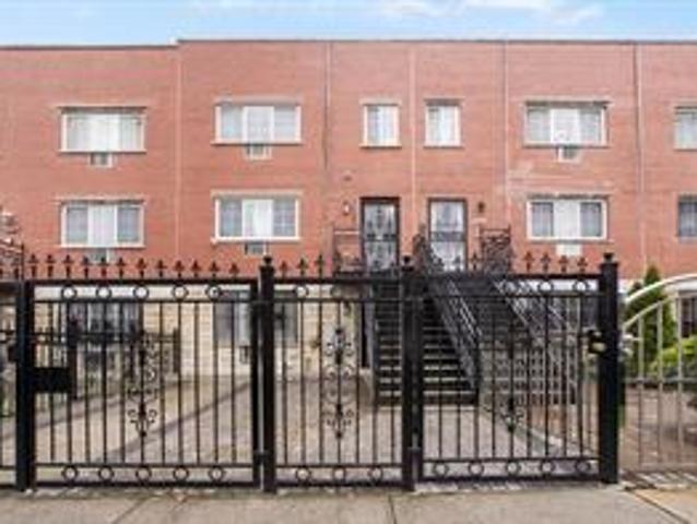Townhouse for sale in Arverne, New York