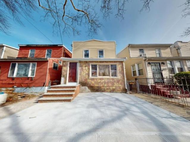 Townhouse for sale in Arverne, New York