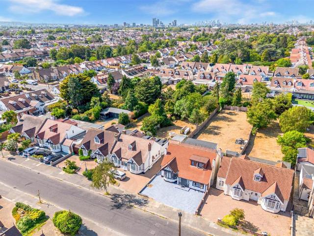 Bungalow for sale in Seven Kings, Greater London