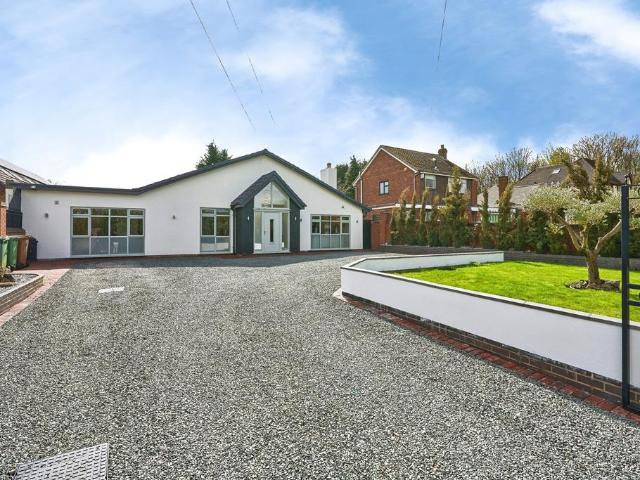 Bungalow for sale in New Invention, Bloxwich