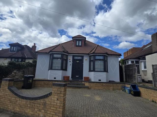 Bungalow for sale in Seven Kings, Greater London