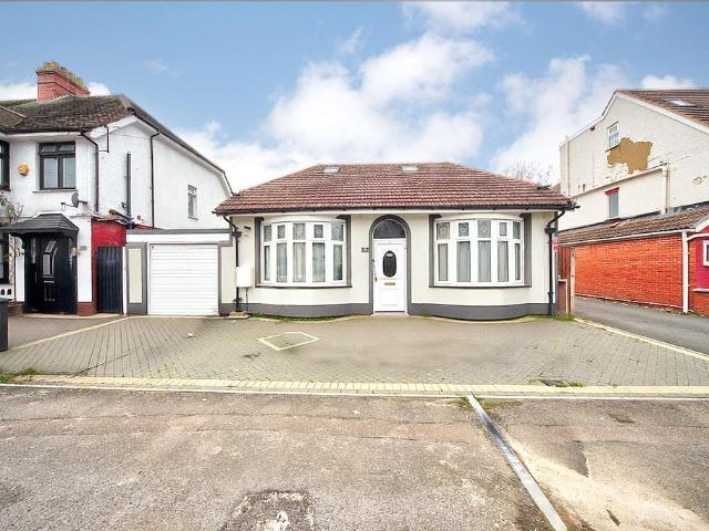 Bungalow for sale in Spring Park, Luton