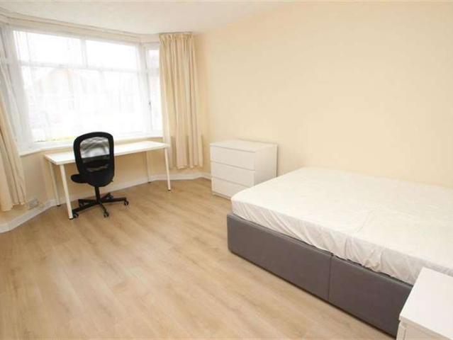 Bungalow for rent in Alder Hills, Poole