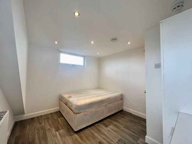 Bungalow for rent in Uxbridge