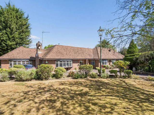 Bungalow for sale in Batchworth, Hertfordshire