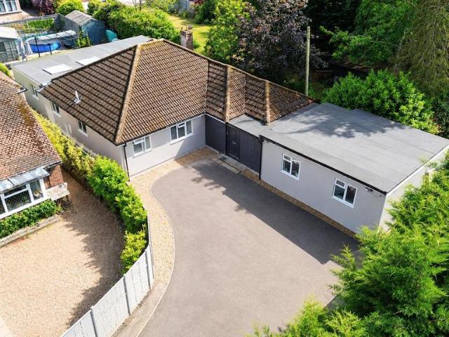 Bungalow for sale in Fleet, Hart