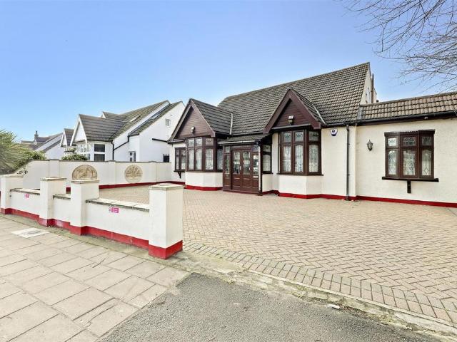 Bungalow for sale in Seven Kings, Greater London