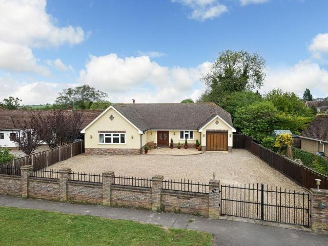 Bungalow for sale in Totternhoe, Bedfordshire