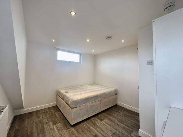 Bungalow for rent in Uxbridge, Hillingdon