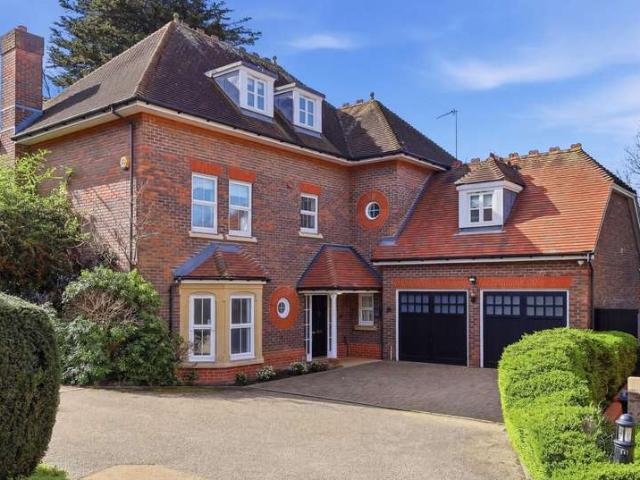 Farm for sale in Woodford Bridge, Greater London