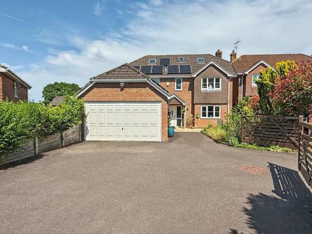 Farm for sale in Alderholt, Olderholt