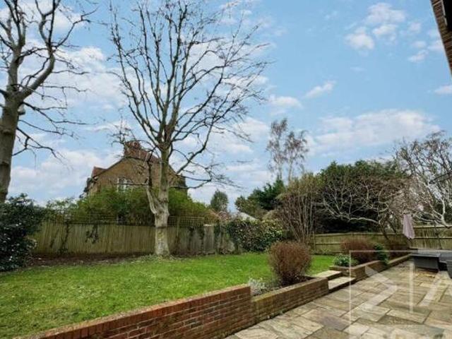 House for sale in Ashtead Park, Pachesham Park
