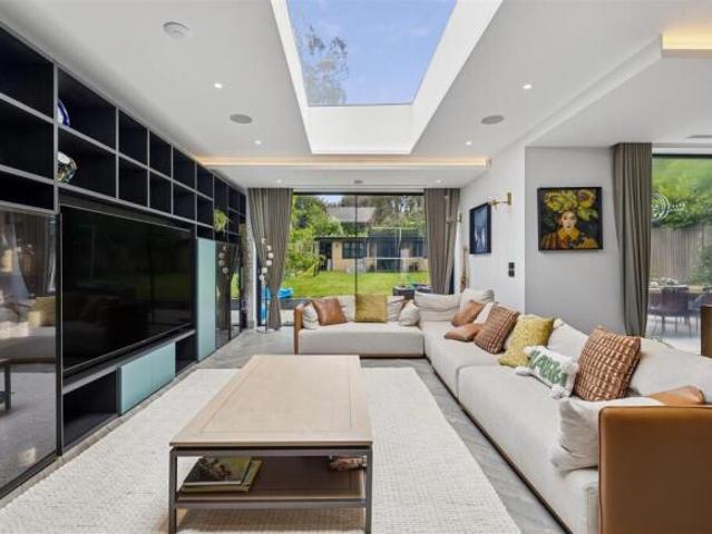 Farm for rent in The Hale, Mill Hill