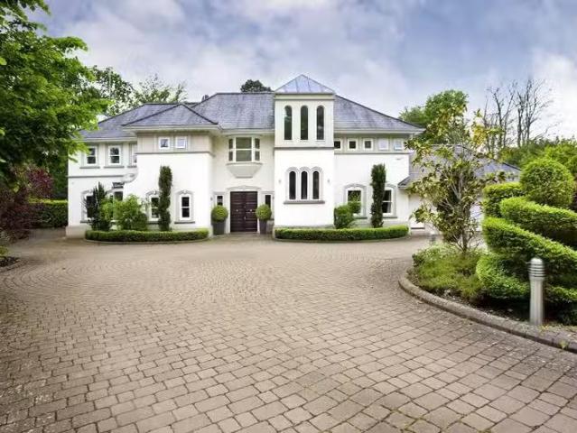House for rent in Row Town, Surrey