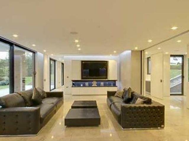 House for sale in Little Stanmore, Greater London