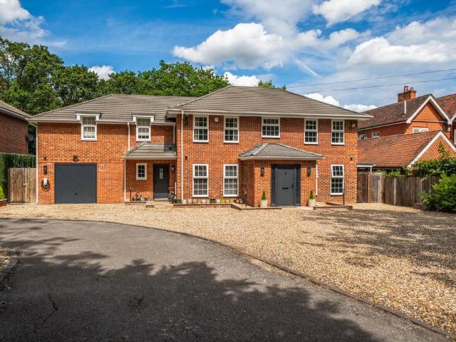House for sale in Heol-las, Surrey