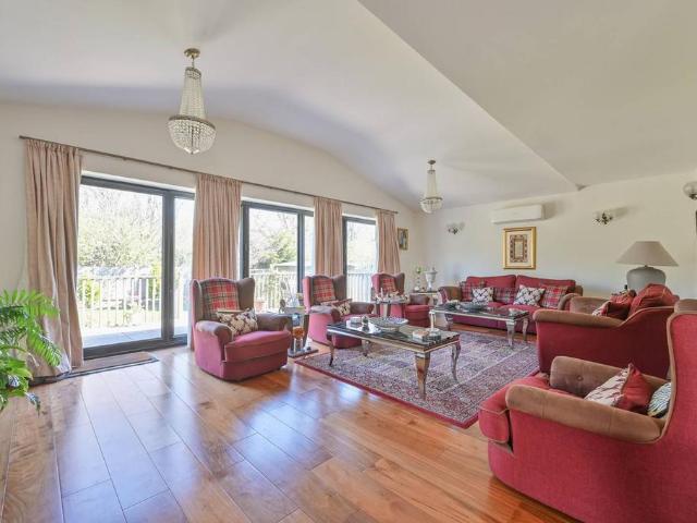 House for sale in Watford Rural, Batchworth