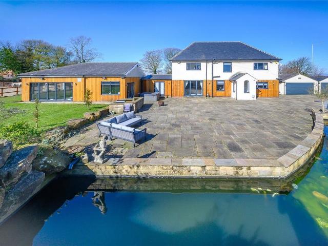 House for sale in Drighlington, Adwalton