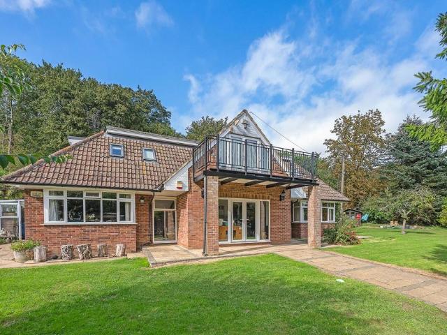 House for sale in Painter's Forstal, Oad Street