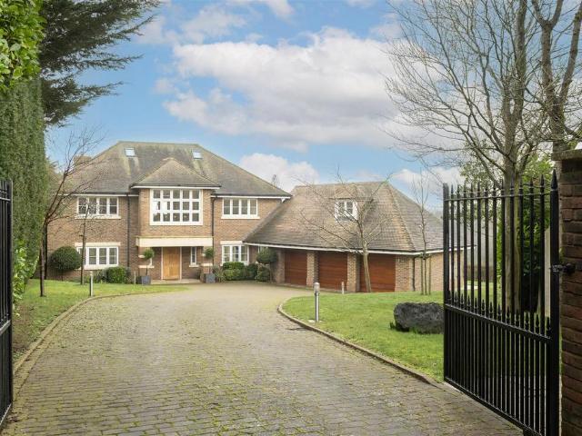 House for sale in Hatching Green, Five Acres