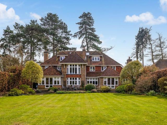 House for sale in Hatching Green, Five Acres