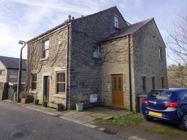 House for sale in Old Glossop, Charlesworth