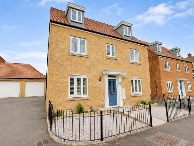 House for sale in Manor Estate, Pouchen End