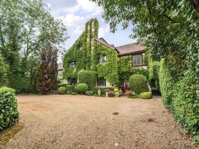 House for sale in Hatch End, Greater London