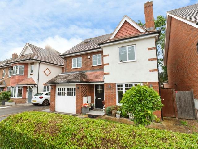 House for sale in Hinchley Wood, Elmbridge
