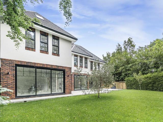 House for sale in Hillview, Surrey