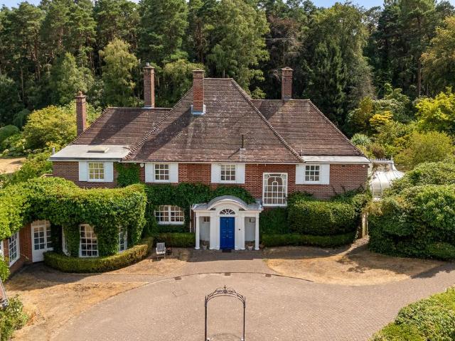 House for sale in Heol-las, Surrey