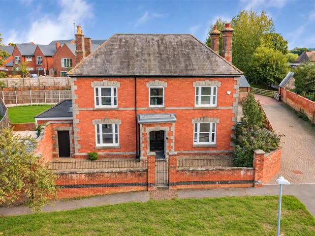 House for sale in Crick, West Northamptonshire