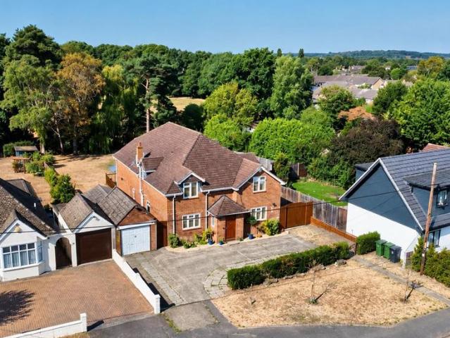 House for sale in Heol-las, Surrey