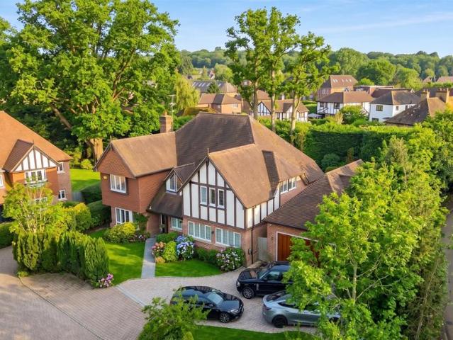 House for sale in Heol-las, Surrey