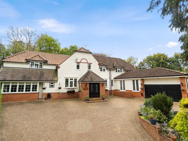House for sale in Kingswood Warren, Red Hill