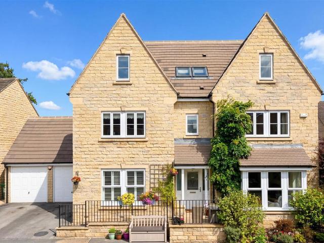 House for sale in Tranmere Park, Guiseley