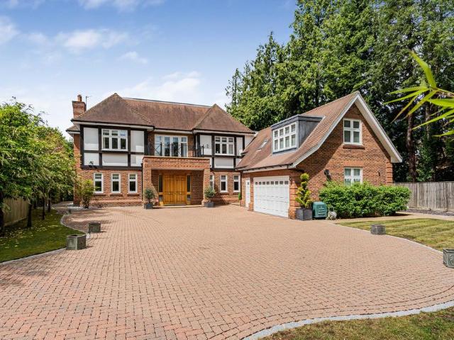 House for sale in Walton On The Hill, Reigate and Banstead