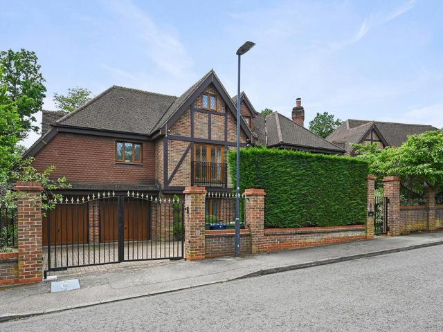 House for sale in Little Stanmore, Greater London