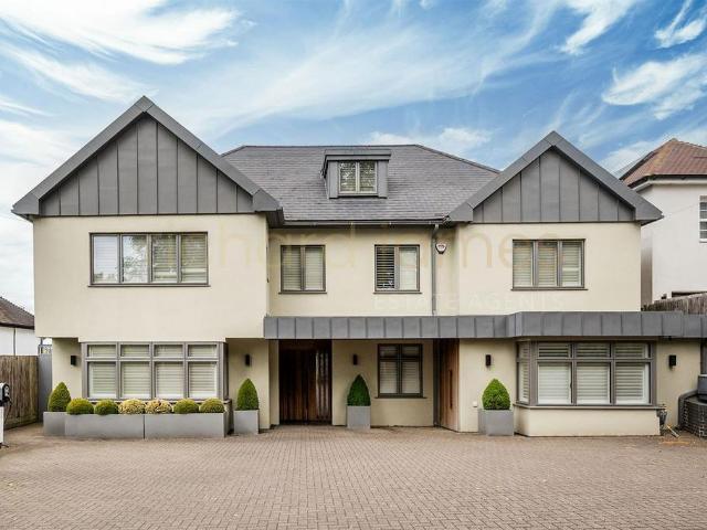 House for sale in Mill Hill, Greater London