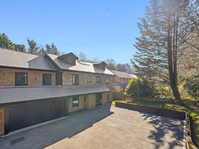 House for sale in London Borough of Croydon, Kenley