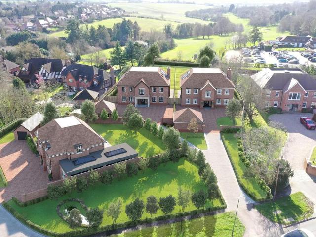 House for sale in Hatching Green, Five Acres